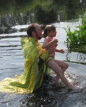 images/2013/Massoviy_obryad_kreshcheniya_proshyol_na_reke/