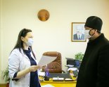 images/2020/Arhiepiskop_Guriy_peredal_zashchitnie_kostyumi_dlya_meditsinskih4665240.jpg